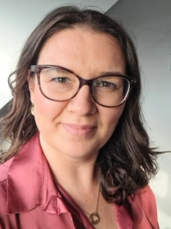 seasonal color analysis (farve analyse) in person draping to find the color analysis season, Denmark Aarhus - color palette flag. True Autumn.farve analyse i nærheden, farve analyse i Danmark, i nærheden i Aarhus, i nærheden i Aabneraa, i nærheden i Copenhagen, color palette, digital color analysis, digital farve analyse, personal color analysis, in person color analysis 4 seasons 16 seasons true summer spring autumn winter make up still style personal shopping wardrobe edit stylist image find my best colors colours. color analysis near me, colour analysis near me