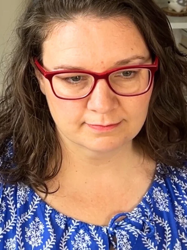 seasonal color analysis (farve analyse) in person draping to find the color analysis season, Denmark Aarhus - color palette flag. True Autumn BEFORE transformation.farve analyse i nærheden, farve analyse i Danmark, i nærheden i Aarhus, i nærheden i Aabneraa, i nærheden i Copenhagen, color palette, digital color analysis, digital farve analyse, personal color analysis, in person color analysis 4 seasons 16 seasons true summer spring autumn winter make up still style personal shopping wardrobe edit stylist image find my best colors colours. color analysis near me, colour analysis near me